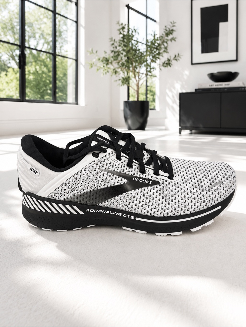 Brooks Adrenaline GTS 22 Men's Running Shoe - White & Black size 10 - NIB